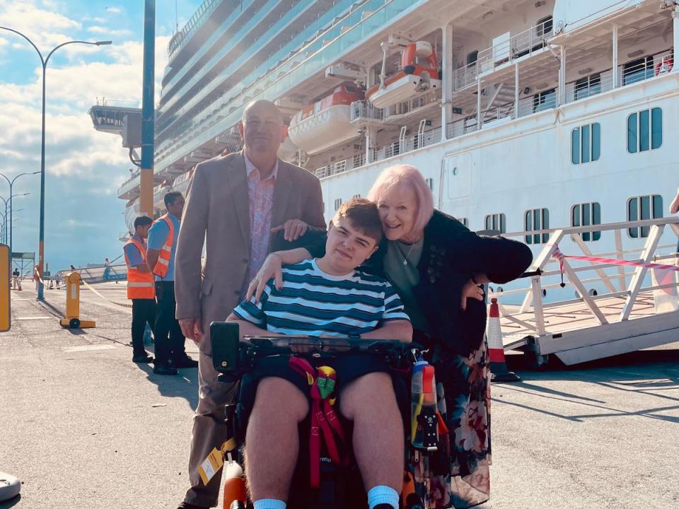 rental hoist on cruise